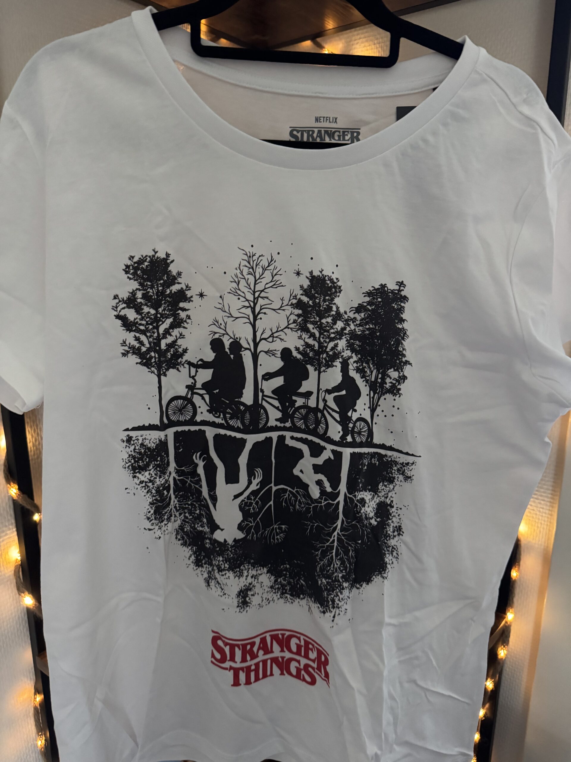 Netflix Stranger Things T-shirt Wit – Maat XL | Let op: valt erg klein uit. Heeft meer weg van maat S.